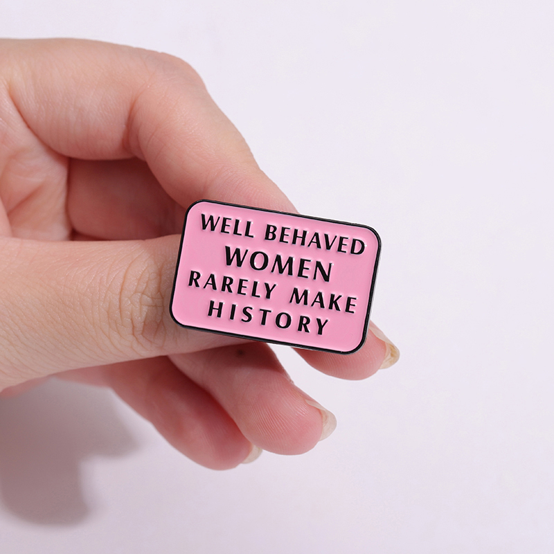 女性のためのエナメルブローチ、ビーズ、有名な引用、パワージュ - Jewelry Making History のレビューと価格