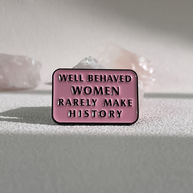 女性のためのエナメルブローチ、ビーズ、有名な引用、パワージュ - Jewelry Making History のレビューと価格