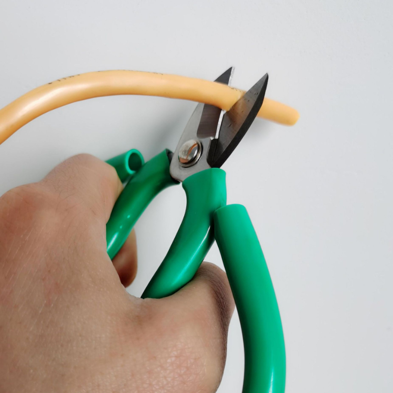 金と銀のジュエリーはさみ、短い口の緑色のハンドル、銅線の破損 - Jewelry Making Table のレビューと価格